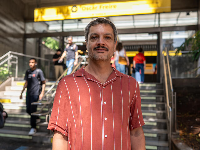 A picture of Pedro Haddad outside a transport station 