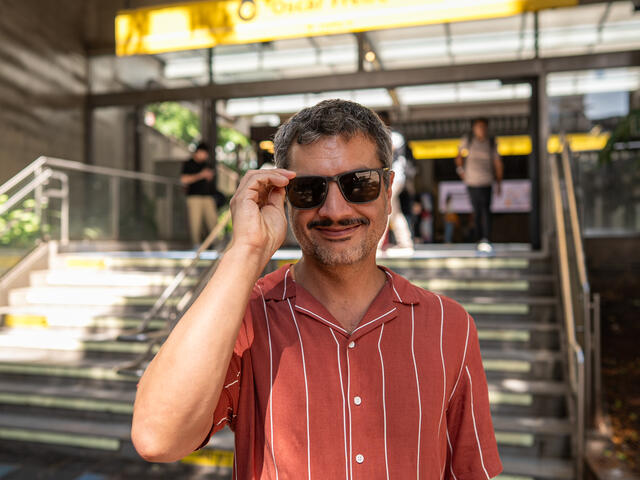 A picture of Pedro Haddad outside a transport station 