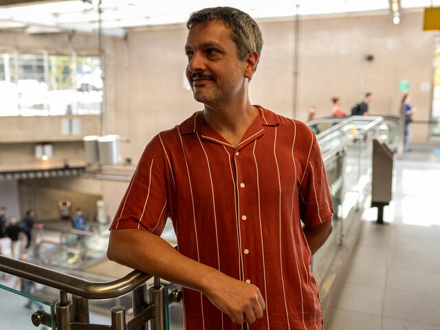 A picture of Pedro Haddad outside a transport station 