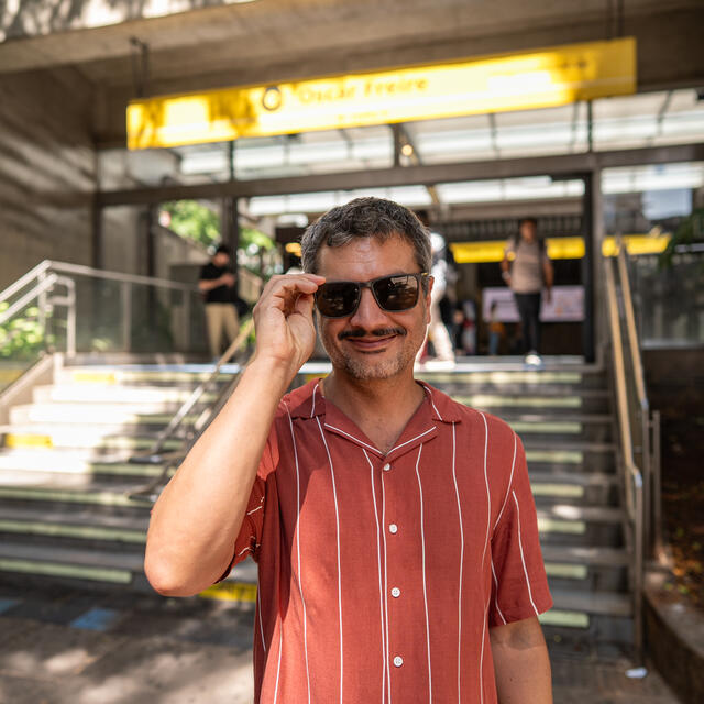 A picture of Pedro Haddad outside a transport station 